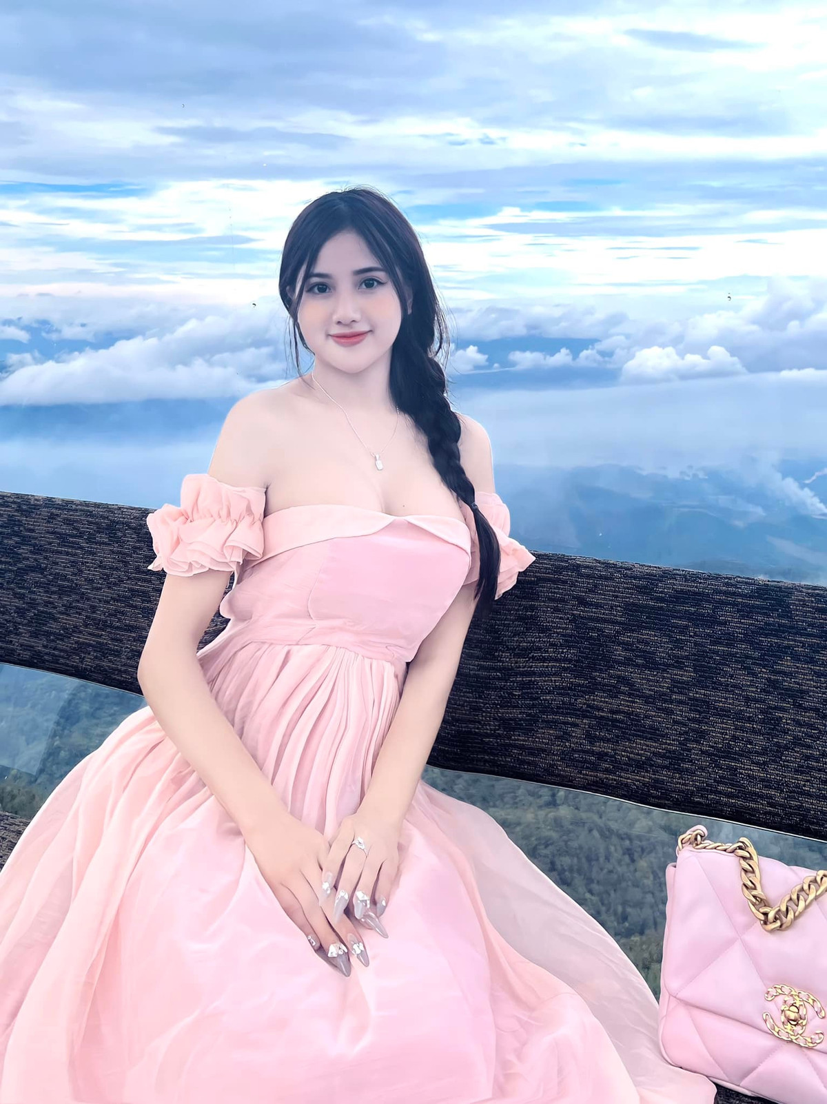 Vì đã quen với hình ảnh áo dài, đồng phục trước đó nên không ít người tỏ ra bất ngờ khi cô học sinh năm nào có sự thay đổi về phong cách thời trang.