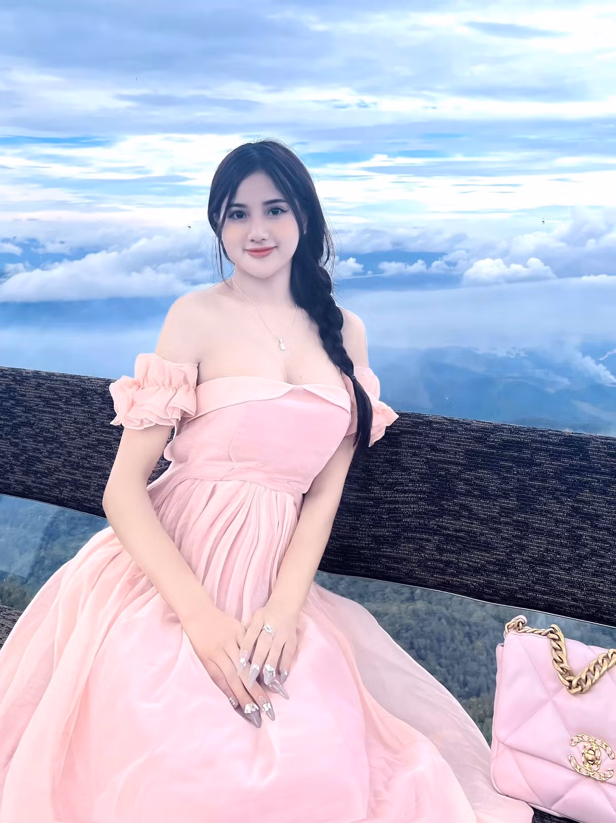 Vì đã quen với hình ảnh áo dài, đồng phục trước đó nên không ít người tỏ ra bất ngờ khi cô học sinh năm nào có sự thay đổi về phong cách thời trang.