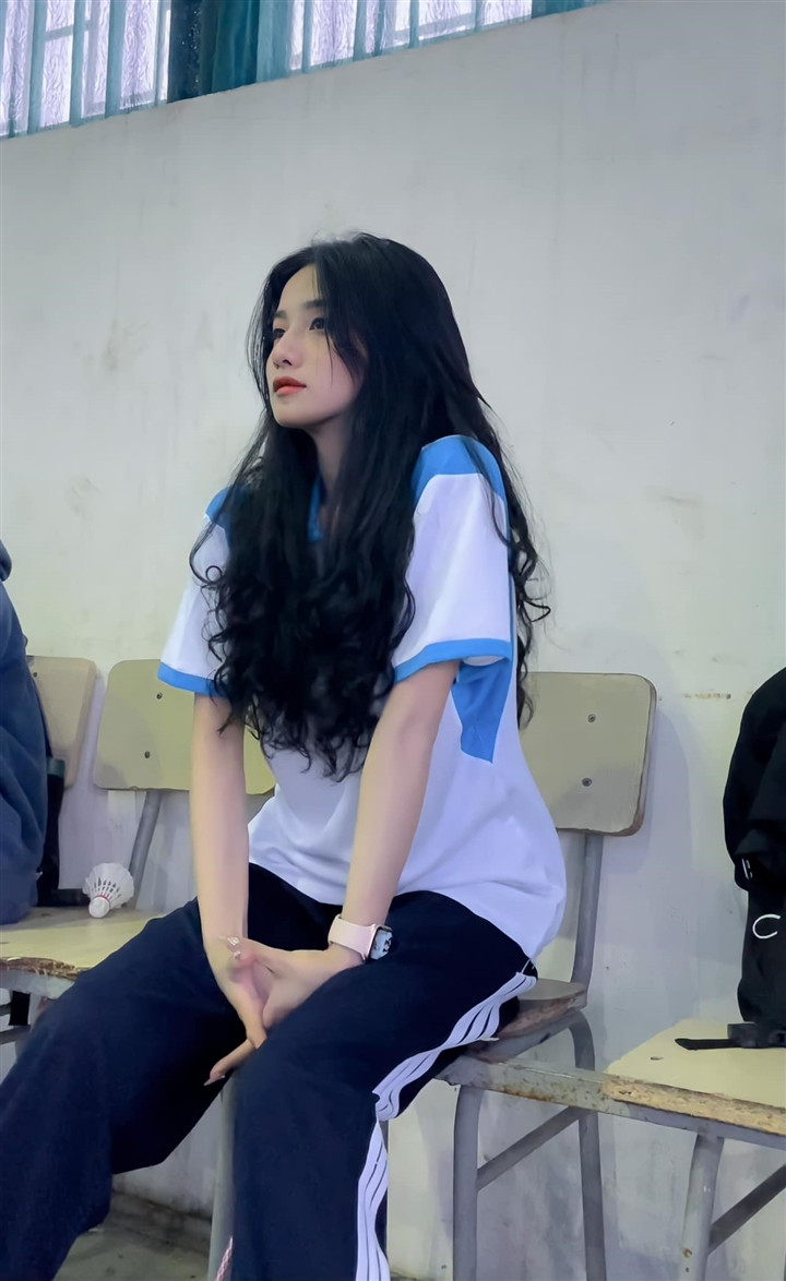 Thậm chí gái xinh này còn được truyền thông xứ Trung đăng tải, họ nhận xét Hằng có đường nét giống diễn viên Angelababy.