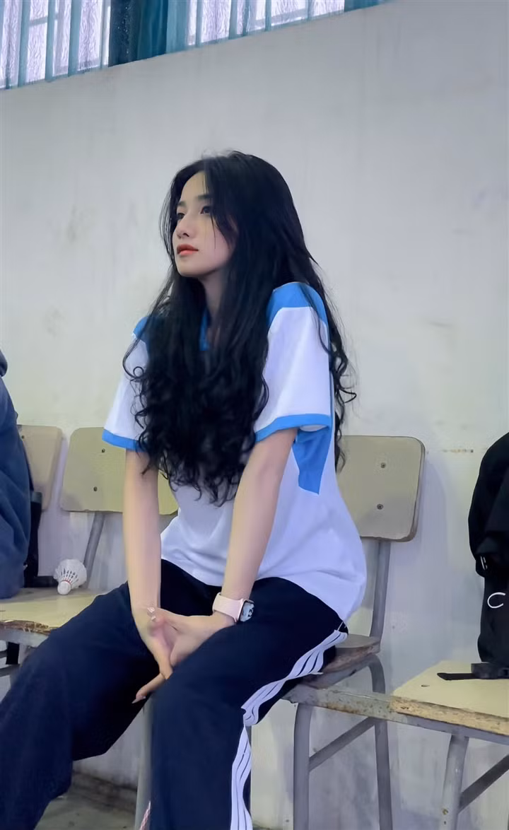 Thậm chí gái xinh này còn được truyền thông xứ Trung đăng tải, họ nhận xét Hằng có đường nét giống diễn viên Angelababy.