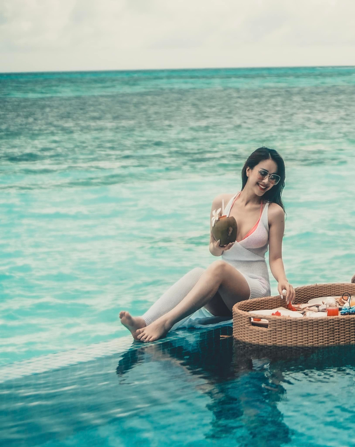 Diện bên ngoài chiếc áo lưới màu trắng mỏng, nữ MC xinh đẹp đã làm tôn lên vóc dáng mảnh mai, thon gọn của mình.