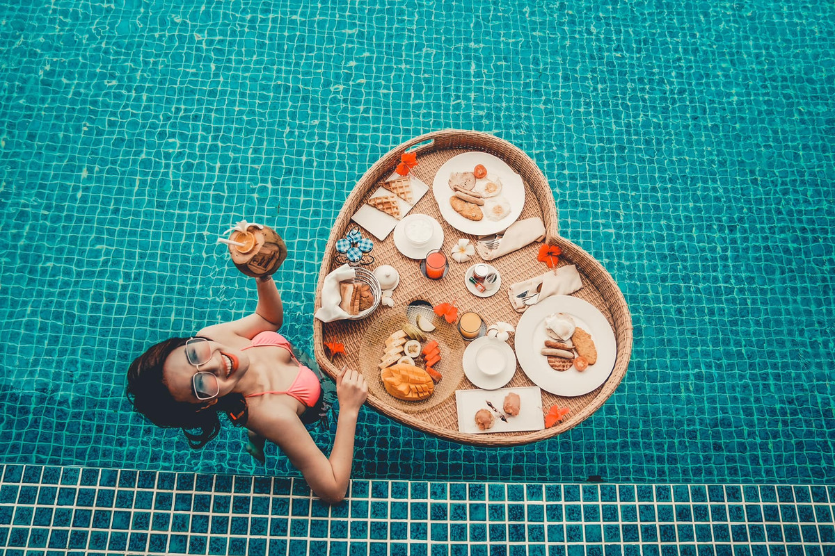 Sau này, nhờ được chú ý khi chụp một bộ hình áo dài, Mai Phương nhận được lời mời đến casting cho vị trí MC của Đài Truyền hình Việt Nam.