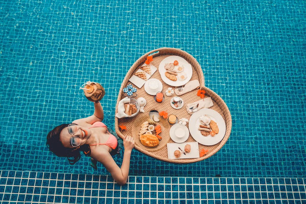 Sau này, nhờ được chú ý khi chụp một bộ hình áo dài, Mai Phương nhận được lời mời đến casting cho vị trí MC của Đài Truyền hình Việt Nam.