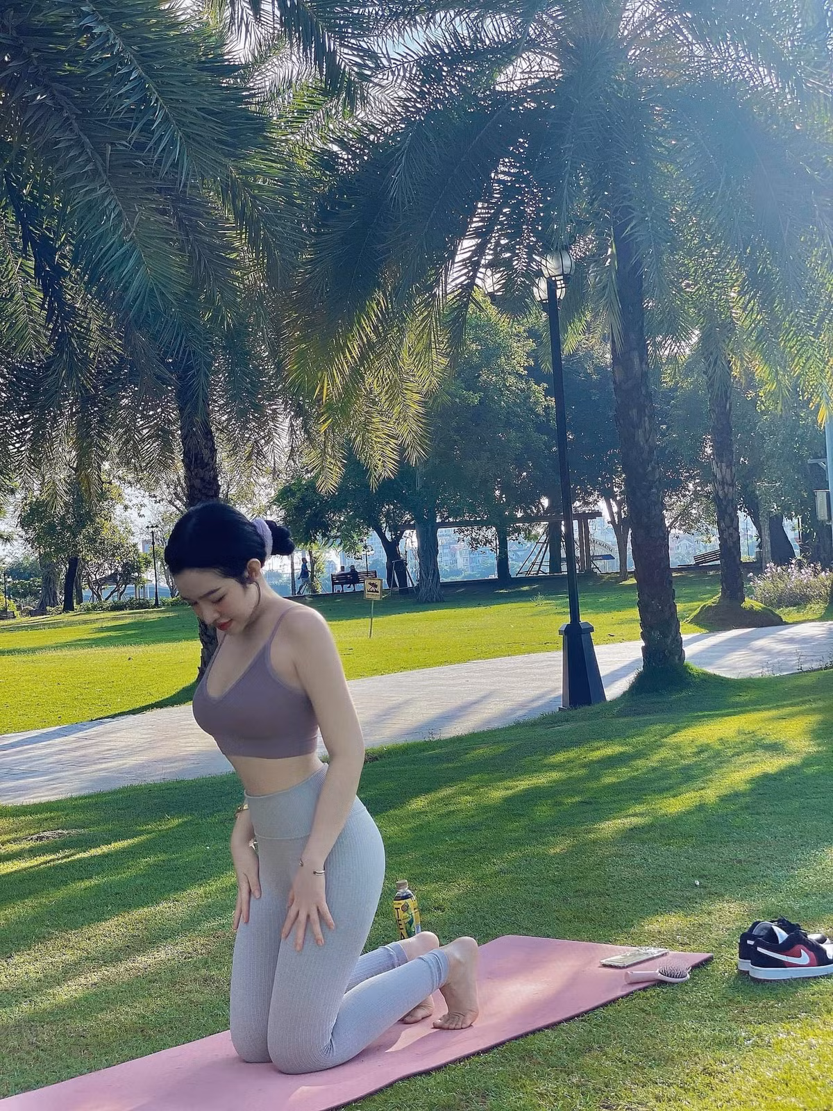 Mới đây những khoảnh khắc tập yoga của hot girl Lê Trúc Quỳnh thu hút sự chú ý của người theo dõi.