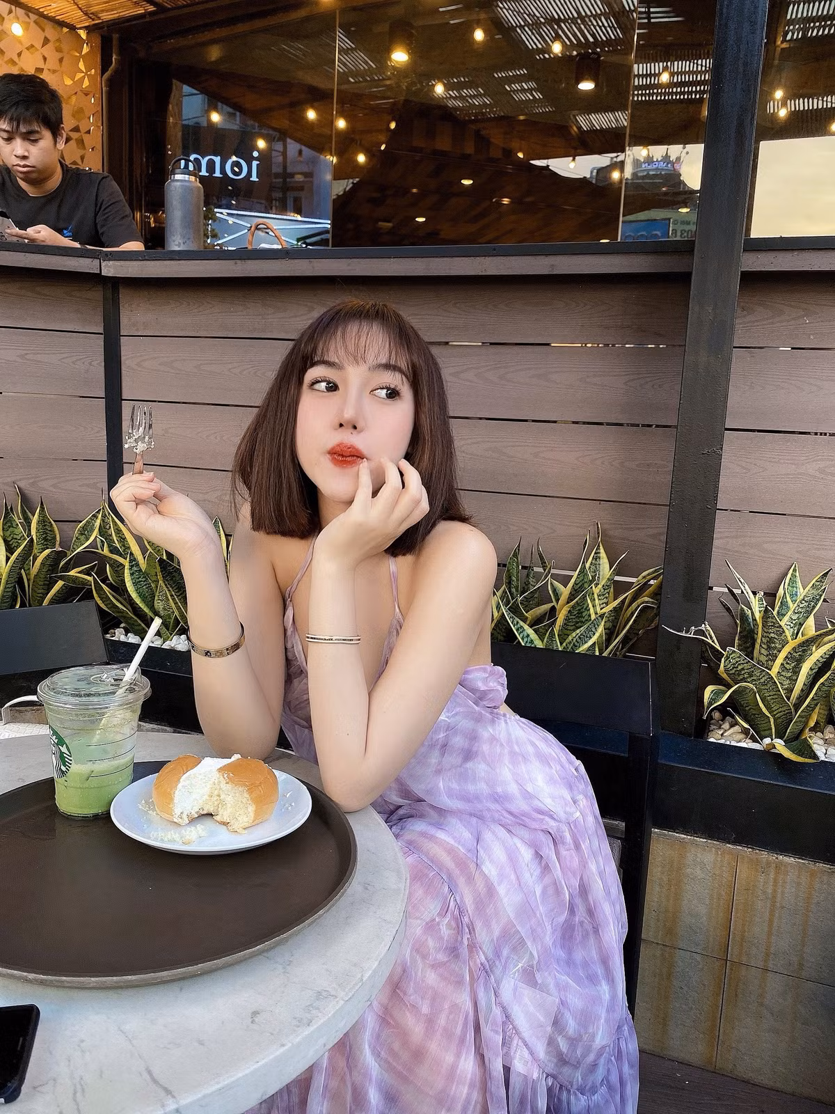 Trúc Quỳnh hiện tại sở hữu chiều cao 1m65 cùng số đo ba vòng lần lượt là 87-61-95 (cm).