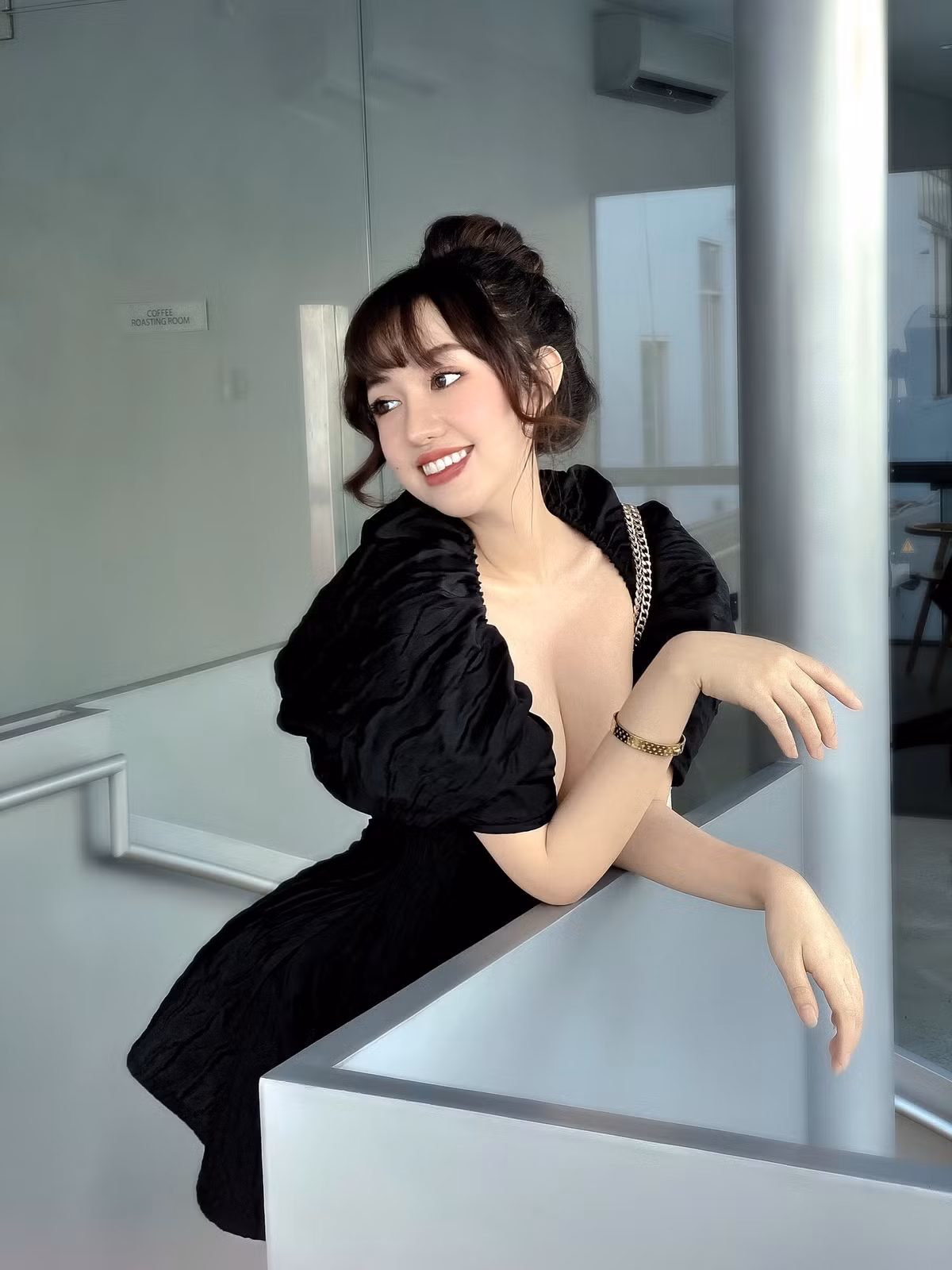 Cô nàng thay đổi gu ăn mặc, trở thành một hot girl có tiếng trên mạng xã hội.