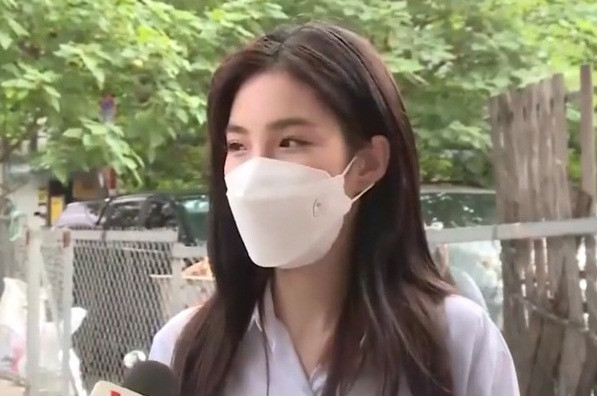 Xuất hiện với vẻ ngoài xinh đẹp cùng giọng nói dịu dàng, nữ sinh 2K tỏ ra rất vui mừng khi cho biết vì đã ôn tập kĩ càng nên cô bạn đã hoàn thành rất tốt bài thi.