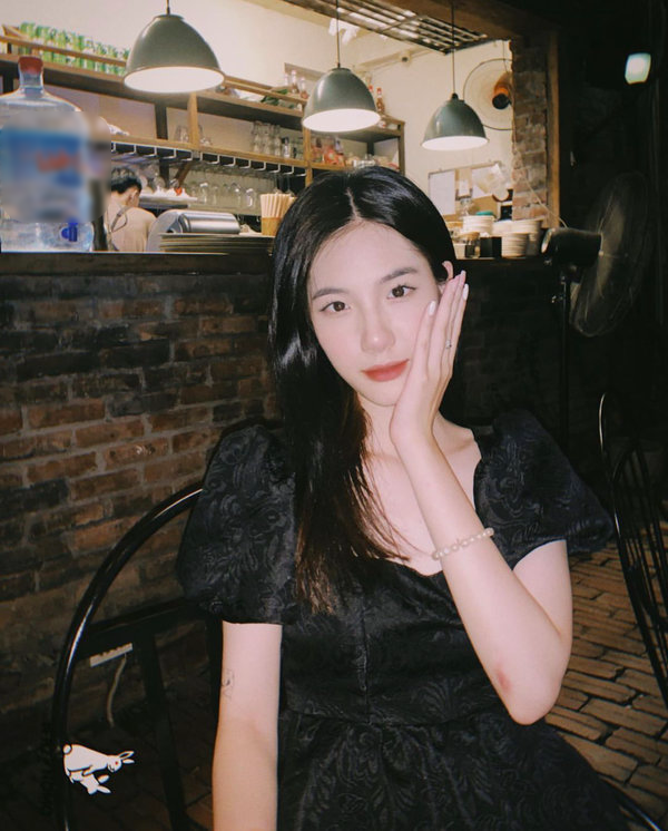 Được biết, sĩ tử xinh đẹp này có tên là Lê Trà My, 18 tuổi, từng theo học tại trường THPT Nguyễn Trãi, Ba Đình, Hà Nội.