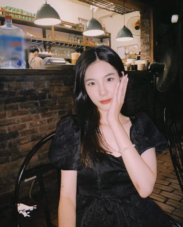 Được biết, sĩ tử xinh đẹp này có tên là Lê Trà My, 18 tuổi, từng theo học tại trường THPT Nguyễn Trãi, Ba Đình, Hà Nội.