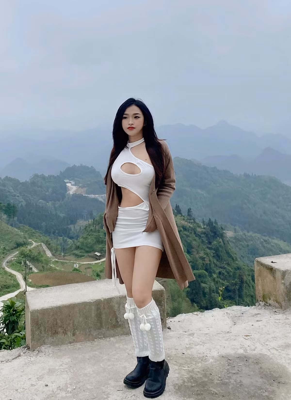 Ngoài ra, cô nàng còn tận dụng tối đa các chi tiết cut-out trước ngực, vai và eo để phô "điểm vàng" cơ thể hút mắt.