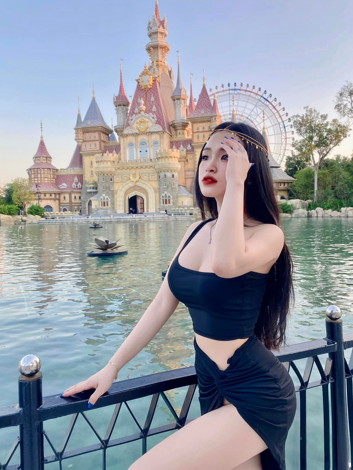 Nổi tiếng với biệt danh "thiên thần áo dài Đồng Nai" nhưng kể từ khi theo đuổi style gợi cảm, Bảo Trân thường xuyên nhận phải nhiều ý kiến trái chiều trên mạng xã hội.