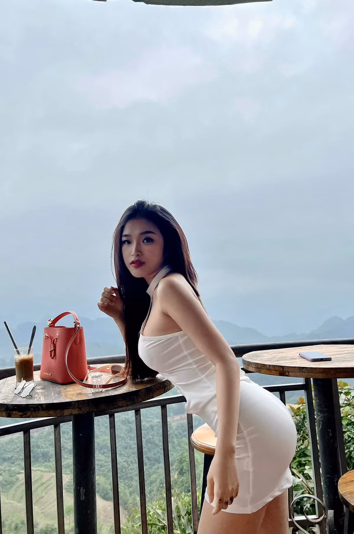 Diện thiết kế váy ôm sát cơ thể, gái xinh này khoe khéo thân hình đẹp "vạn người mê".