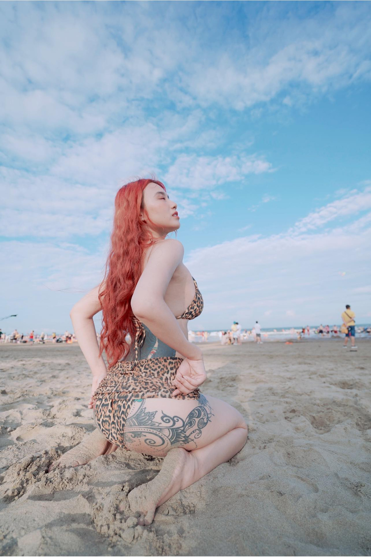 Khác với nhiều mỹ nhân khác, thường chỉ yêu thích các hình xăm nhỏ nhắn, xinh xắn ở những vị trí dễ thấy thì Linh Miu ngược lại.