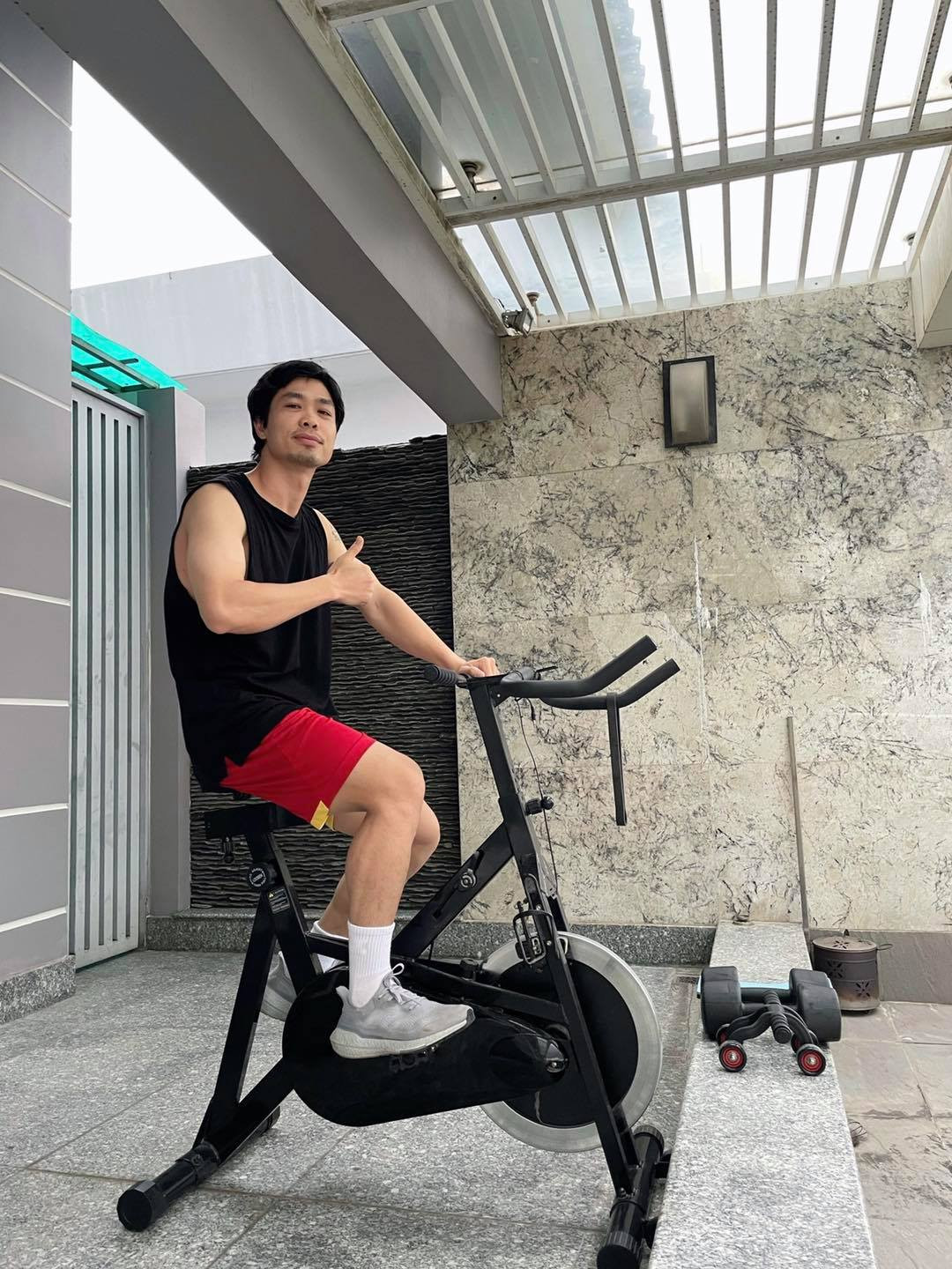 Tương tự Văn Toàn, trong năm 2020, Công Phượng cũng thử thách bản thân mình trong lĩnh vực thời trang.