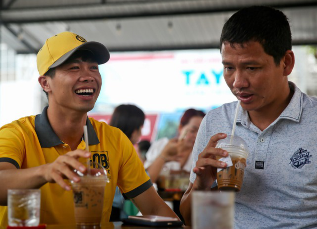 Từ năm 2017, Công Phượng đã “lấn sân” sang lĩnh vực kinh doanh cà phê khi anh khai trương 2 quán cà phê mang thương hiệu CP10 tại Gia Lai và Hà Nội.