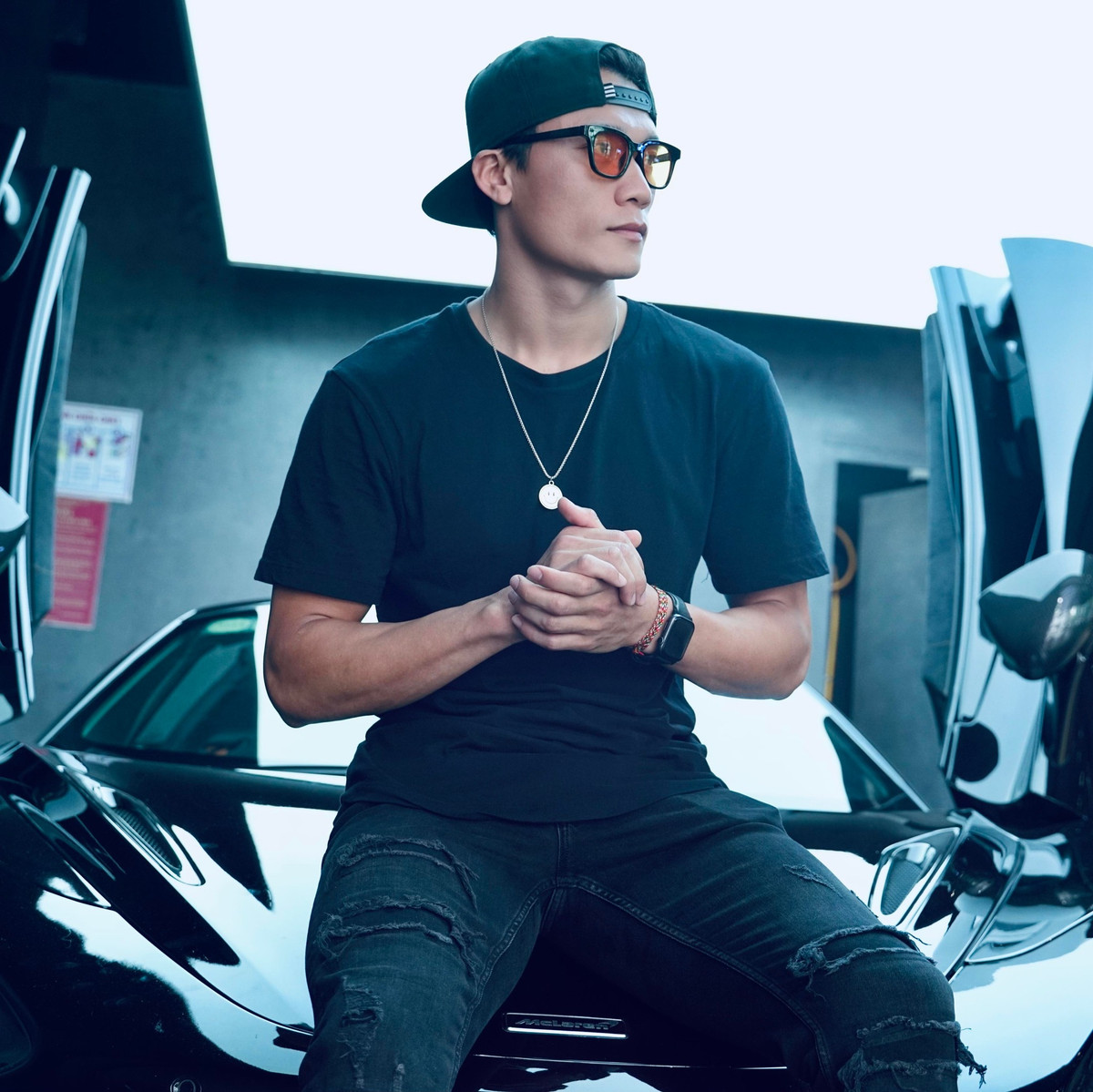 chàng thủ môn cũng mở shop hoành tráng ngay giữa 1 con phố mặt tiền ở quận 1. Đích thân chàng cầu thủ cũng tự chụp ảnh mẫu cho shop.