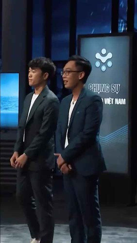 Thay vì khoác lên mình bộ quần áo cầu thủ số 6, Xuân Trường xuất hiện trong trang phục áo pull trắng, vest đen để gọi vốn cho trung tâm phục hồi chấn thương thể thao quốc tế IRC.