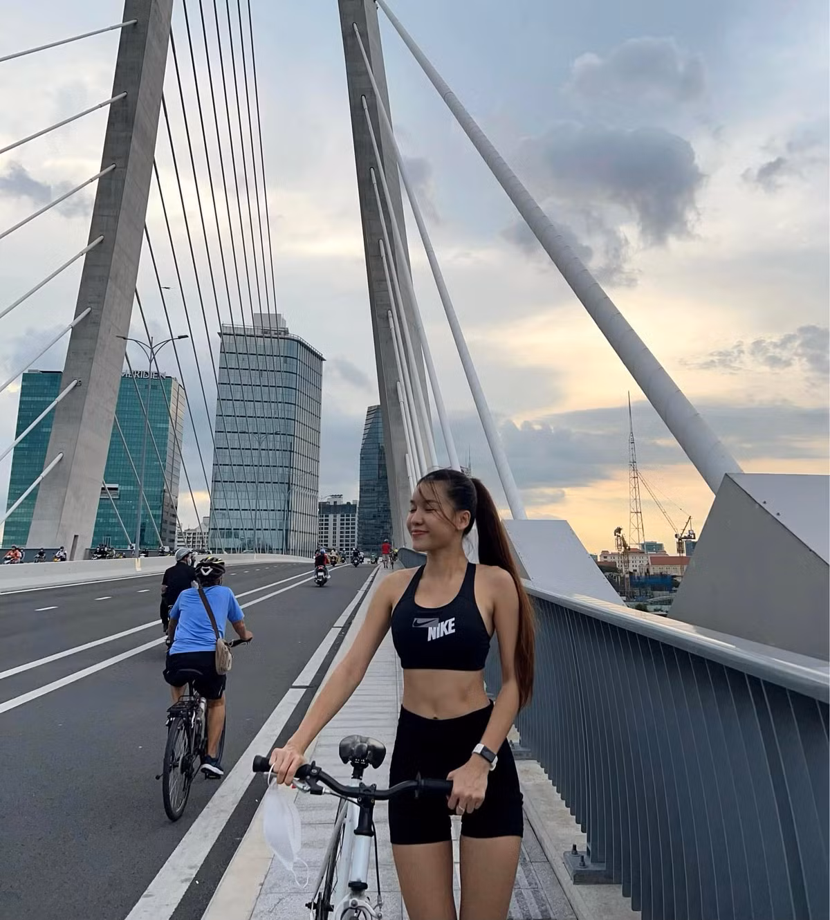 Ngoài "đôi gò bồng đào" đẫy đà, vóc dáng eo thon, săn chắc cùng vòng ba căng tròn của bạn gái thủ môn Văn Lâm khiến ai nấy cũng trầm trồ, ngưỡng mộ.