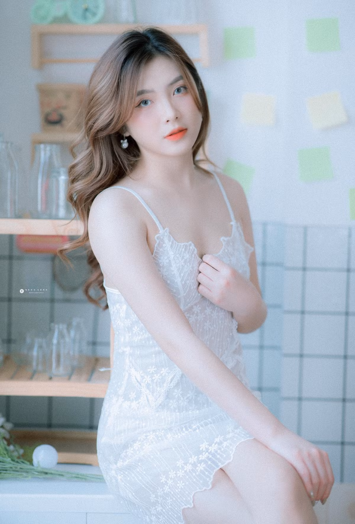 Vốn có sở thích chụp ảnh nên khi đăng tải những hình ảnh trên trang cá nhân, vô tình cô được nhiều người chú ý. Từ đó, nhận được những lời mời chụp hình cho các shop quần áo, studio.