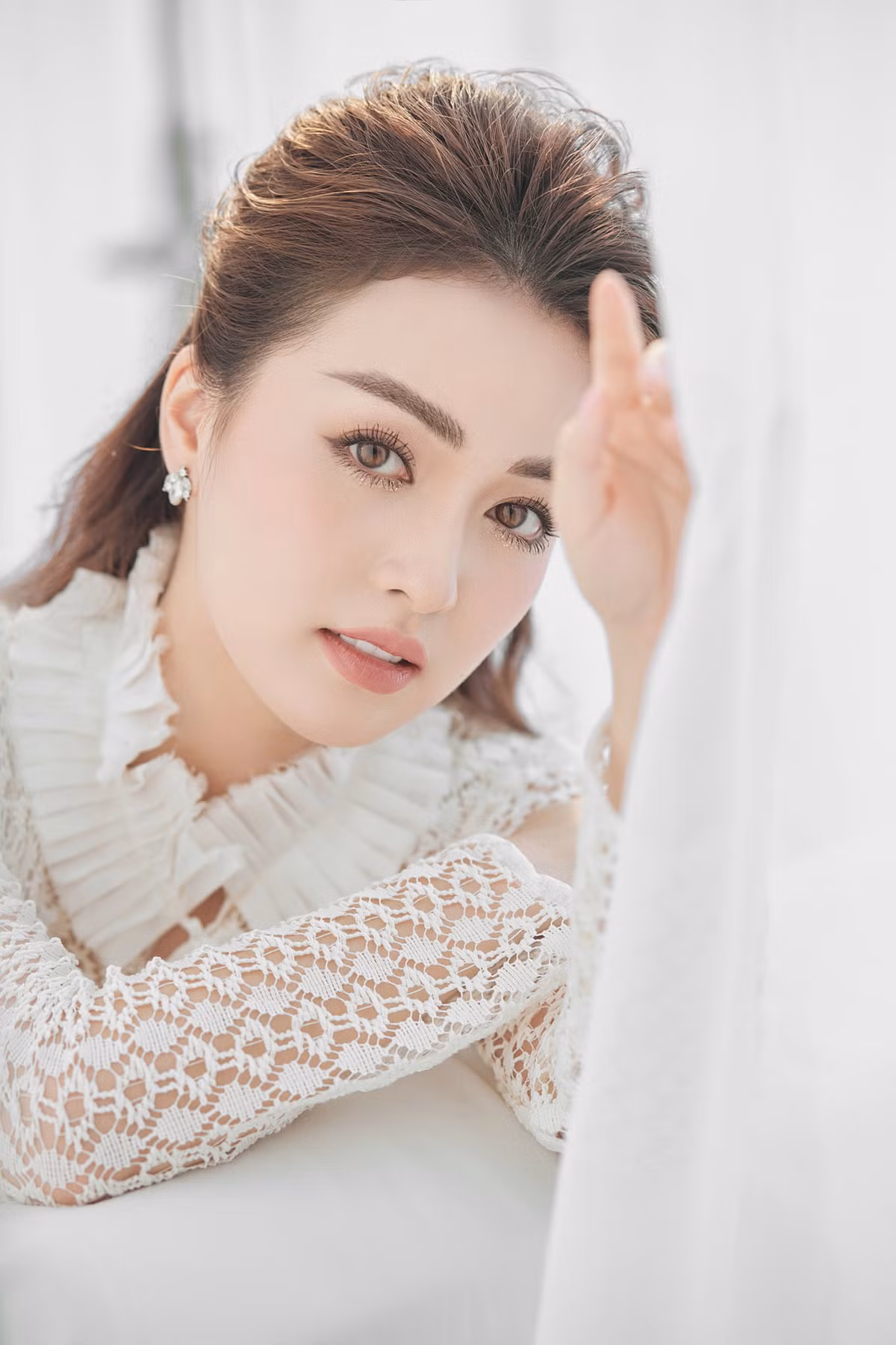 Hồ Liên thường bị lầm tưởng là con lai vì đường nét thanh thoát, sống mũi cao, đôi mắt to tròn.