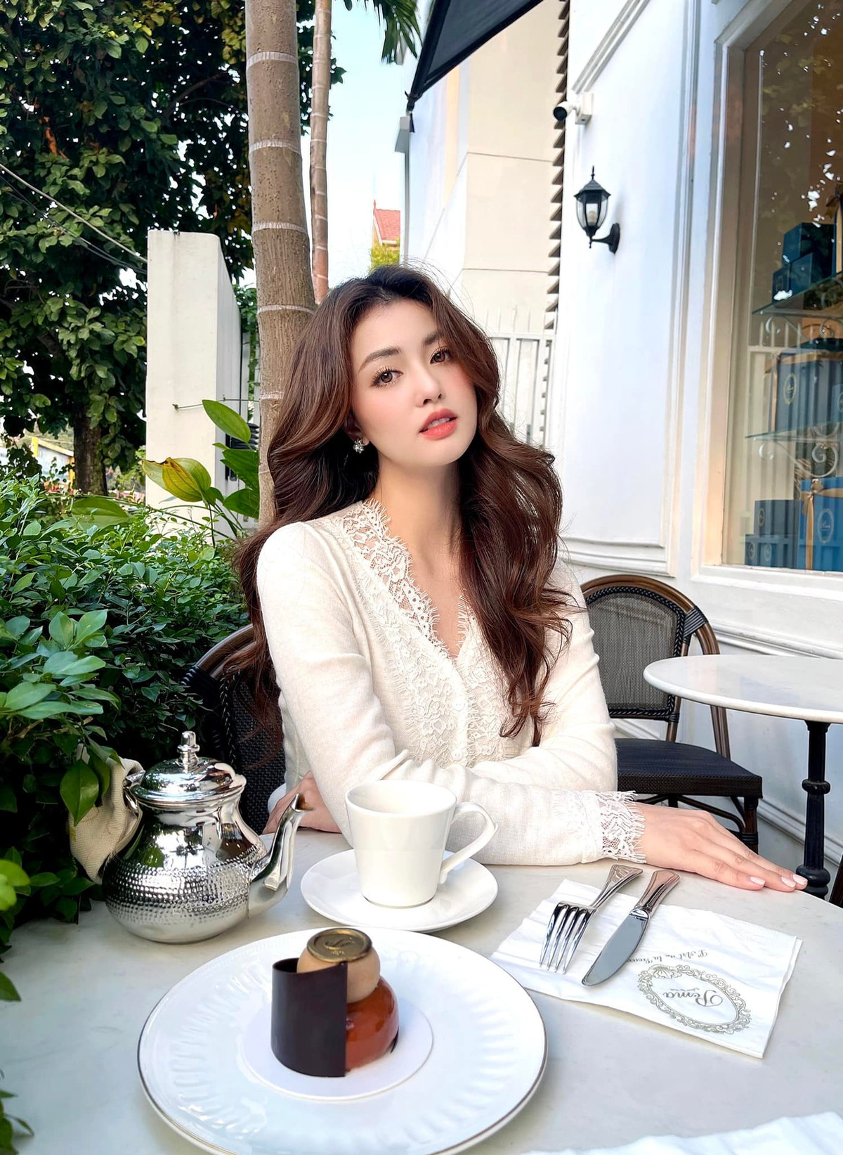 Được biết, hot girl 9x này từng theo học Đại học Y Dược - Đại học Thái Nguyên.