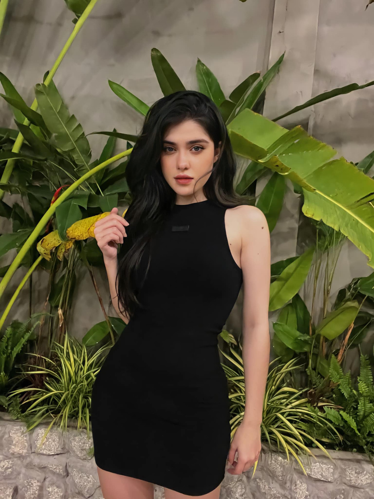 Nếu như lúc làm mẫu, cô đa dạng với những concept khác nhau thì ngoài đời gái xinh Thuý Anh lại khá trung thành với những item trẻ trung, năng động nhưng cũng không kém phần gợi cảm.