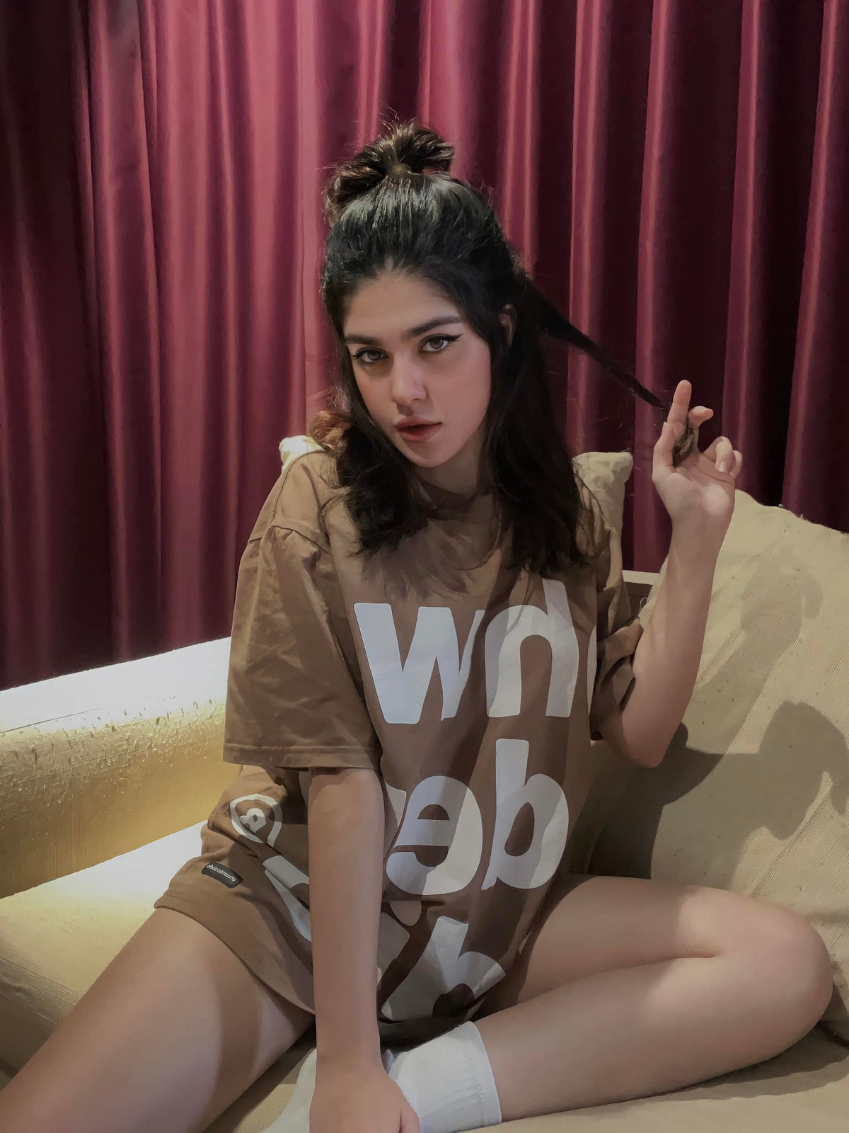 Không cần dùng hàng hiệu, hot girl Thúy Anh vẫn trở nên nổi bật nhờ cách lựa chọn và mix&amp;match trang phục thông minh.