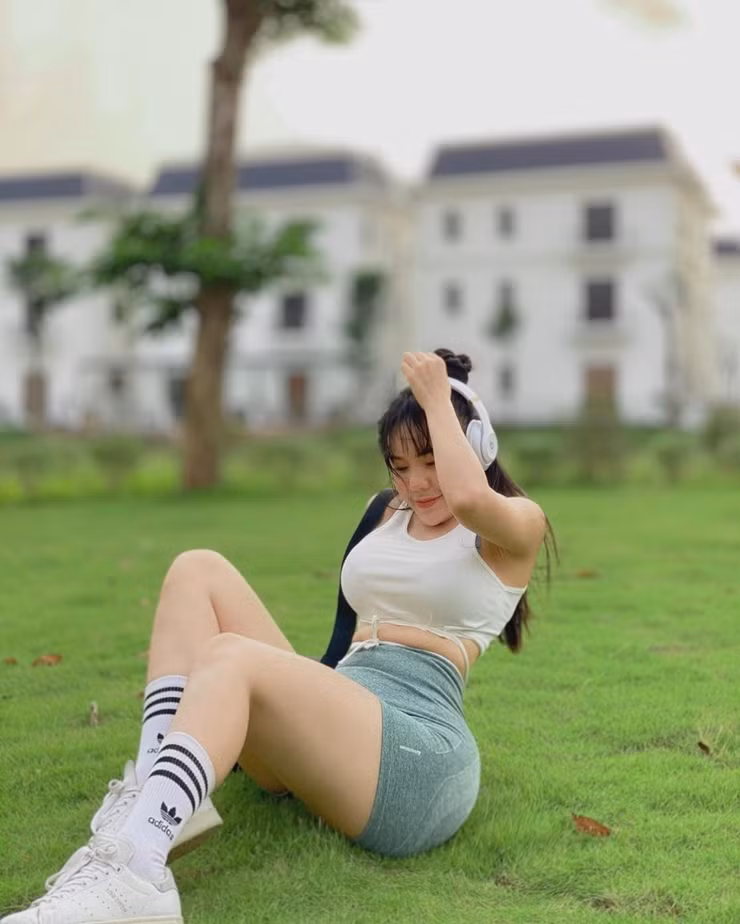 Cùng với đó, cô kết hợp chế độ ăn nhiều protein để hỗ trợ tái tạo cơ bắp thì tập nặng.