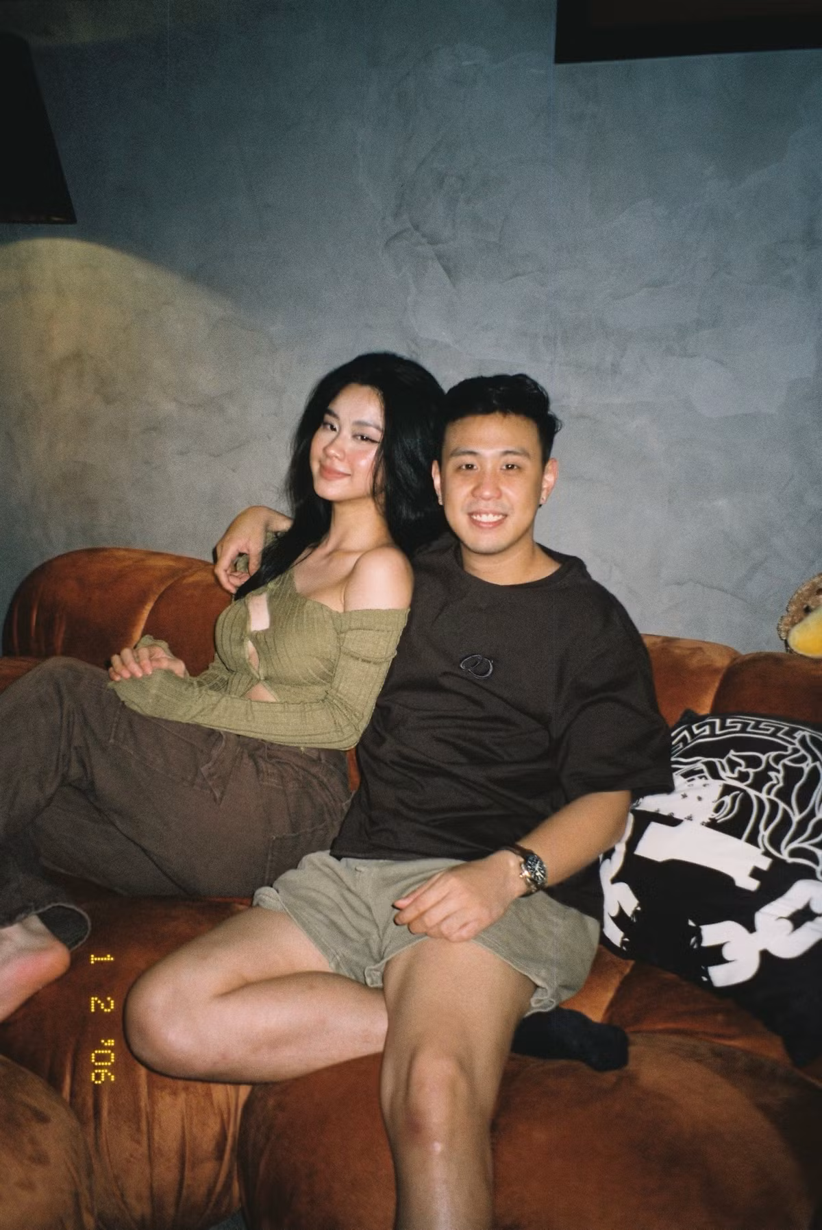 Chia tay với hot girl Trúc Anh, Huyme bén duyên với " hot girl tạp hóa" Hàn Hằng. Tuy nhiên có một thời gian, cả 2 không đăng ảnh chụp chung, ai cũng nghĩ họ chia tay.