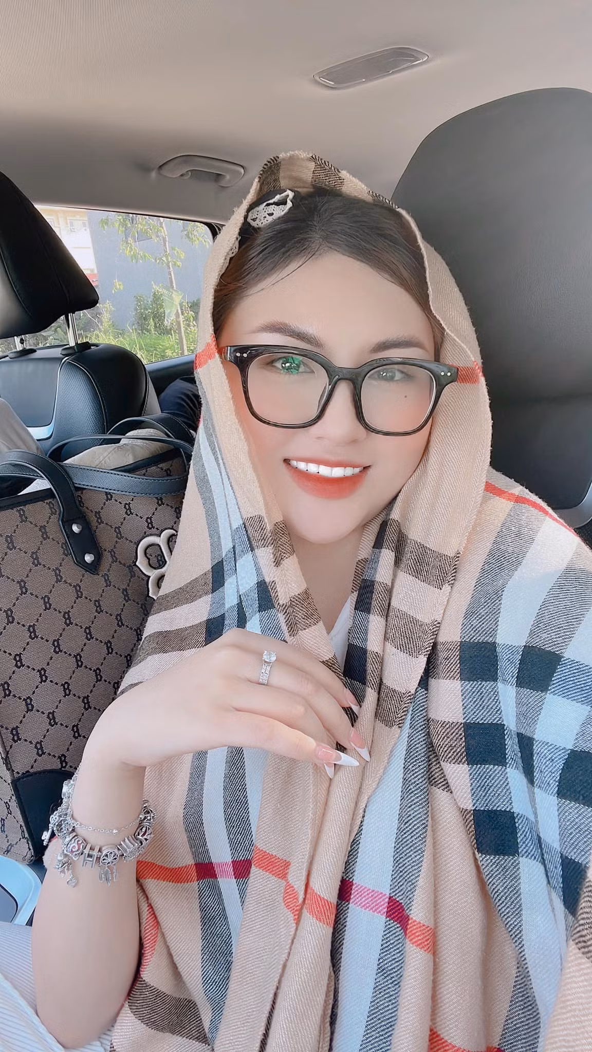 Trước khi đến với bạn gái hiện tại là Lê Thu Uyên, Văn Toản và Nguyệt Hà đã từng bên nhau 1 thời gian nhưng không công khai mối quan hệ.