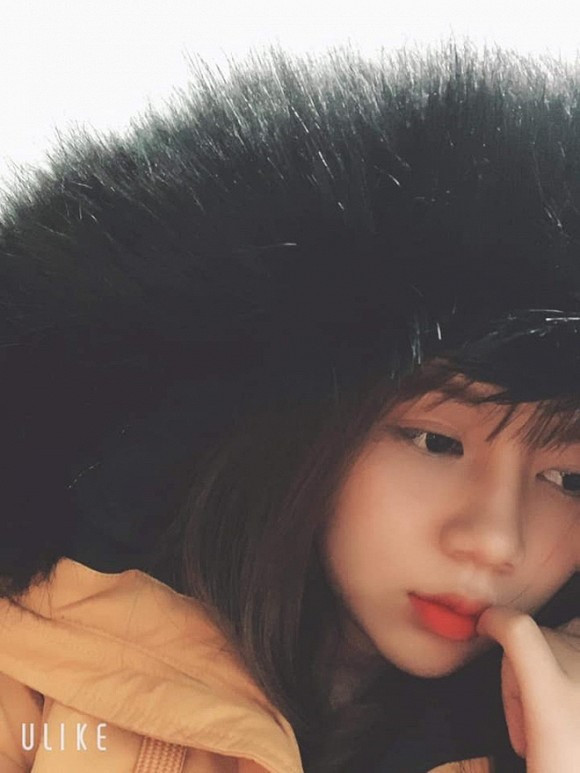 Văn Toản từng đăng tải hình ảnh bạn gái nhưng dùng biểu tượng để che mặt. Thế nhưng qua đôi môi đặc biệt, ai cũng biết đó là cô gái sinh năm 1997.