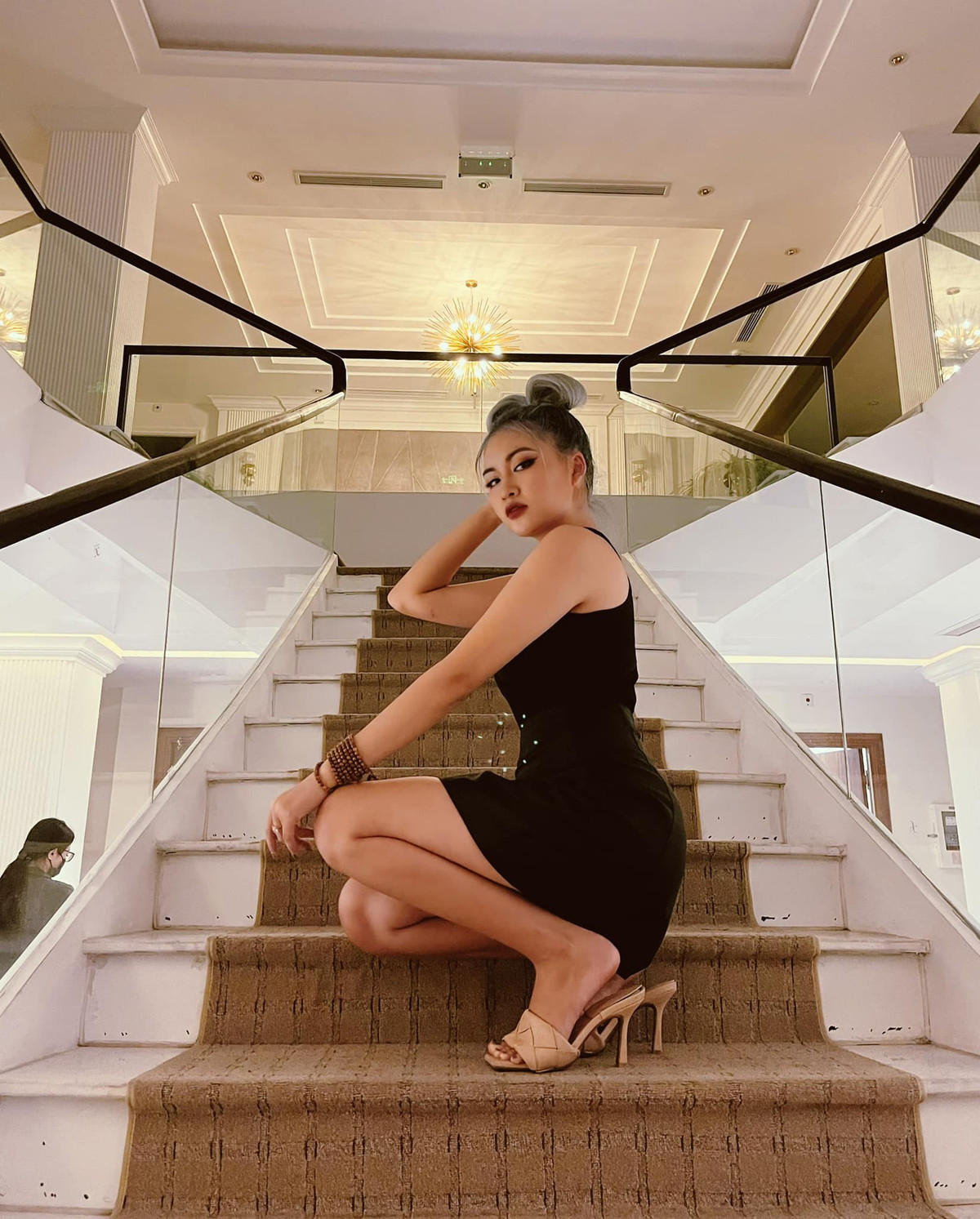 Nguyệt Hà sinh năm 1999 tại Hải Phòng, cùng quê với Văn Toản nhưng lại học tập và sinh sống tại TP Hồ Chí Minh.