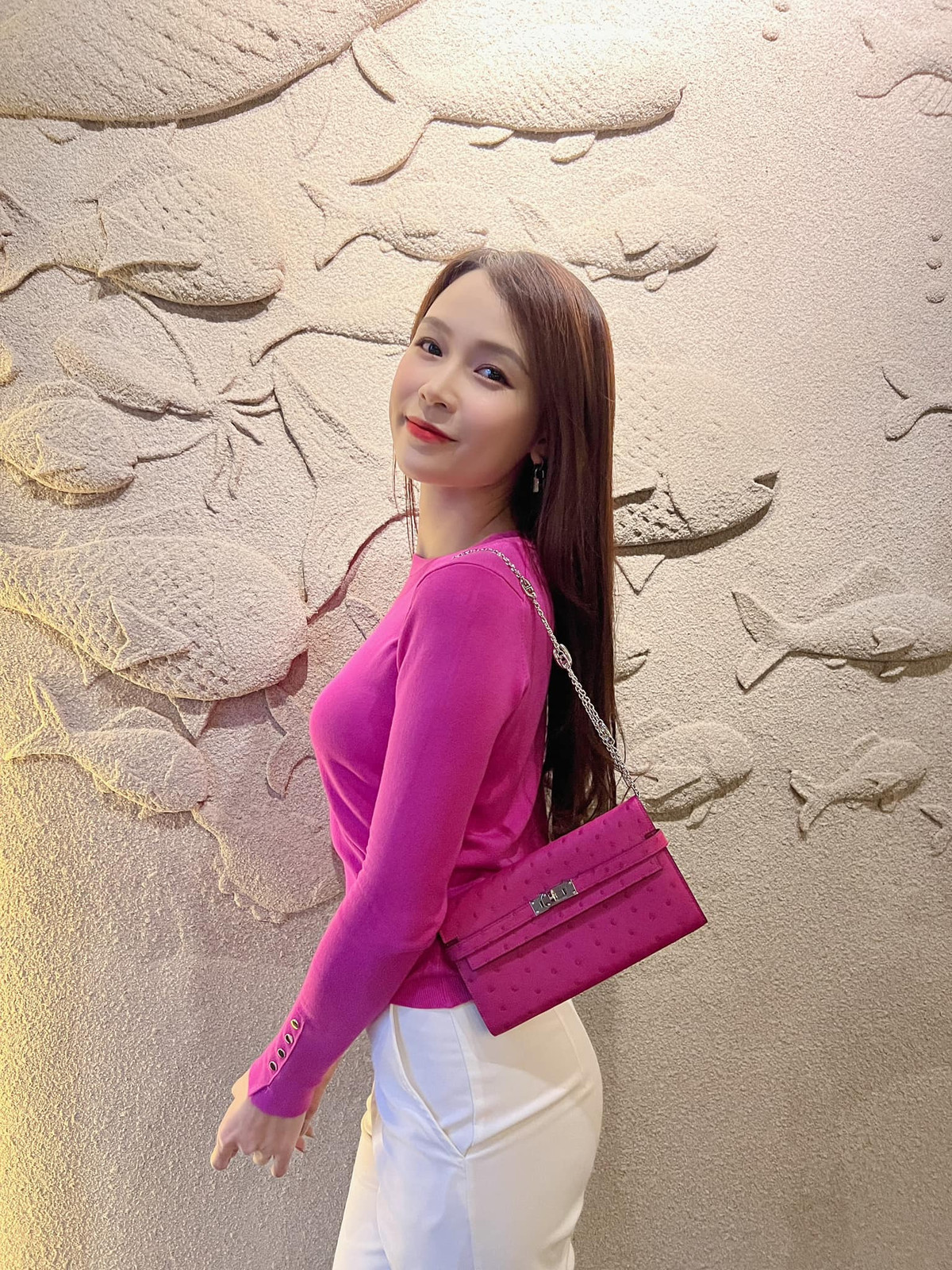 Thời gian gần đây, Sam cho biết không còn quá đam mê hàng hiệu mà chuyển hướng sang đầu tư bất động sản. Ảnh: FBNV