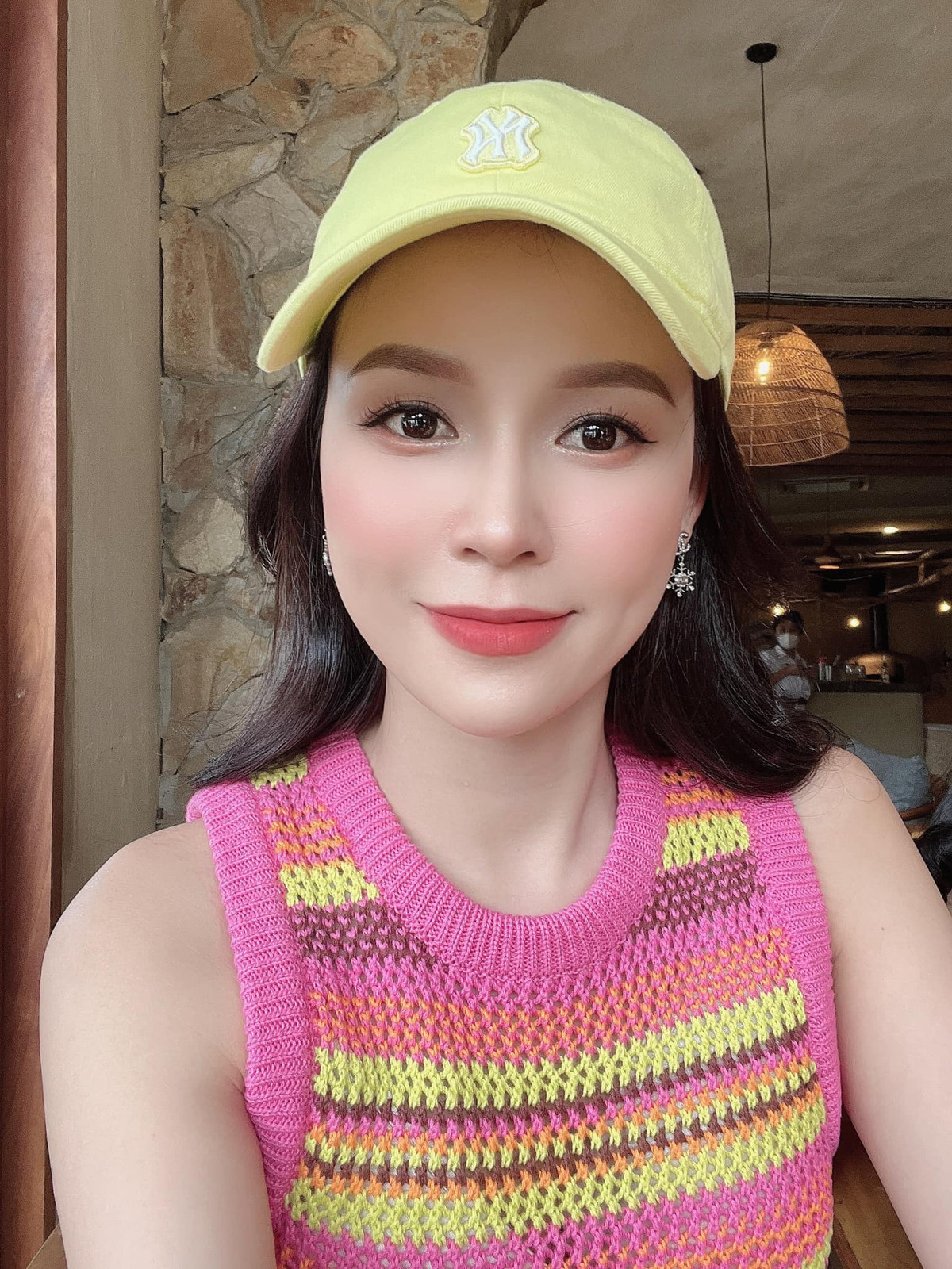 Thời trang đời thường của Sam khá đa dạng. Cô lăng xê những item năng động, đơn giản từ màu sắc tới phom dáng.