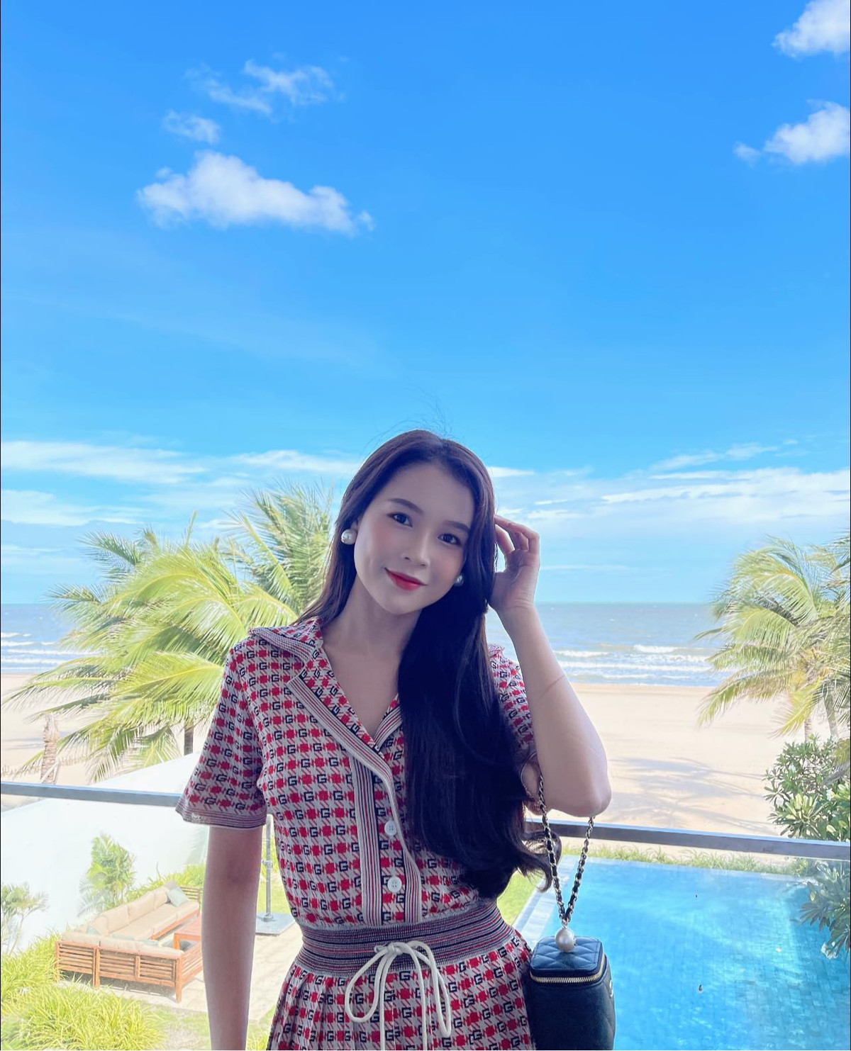 Là một trong những hot girl đời đầu của showbiz Việt, Sam thành công với nhiều vai trò khác nhau như MC, diễn viên, doanh nhân.