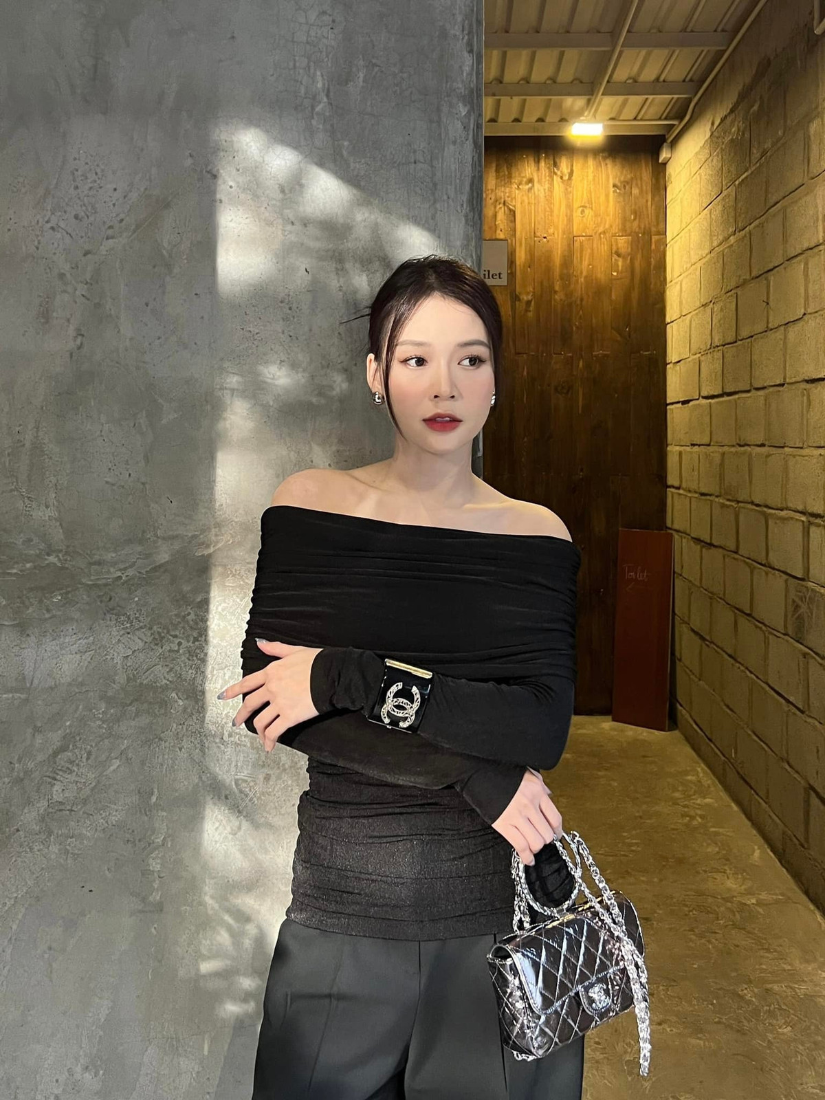 Với khối tài sản khủng, Sam thoải mái tậu xe hơi, biệt thự, mua sắm đồ hiệu.