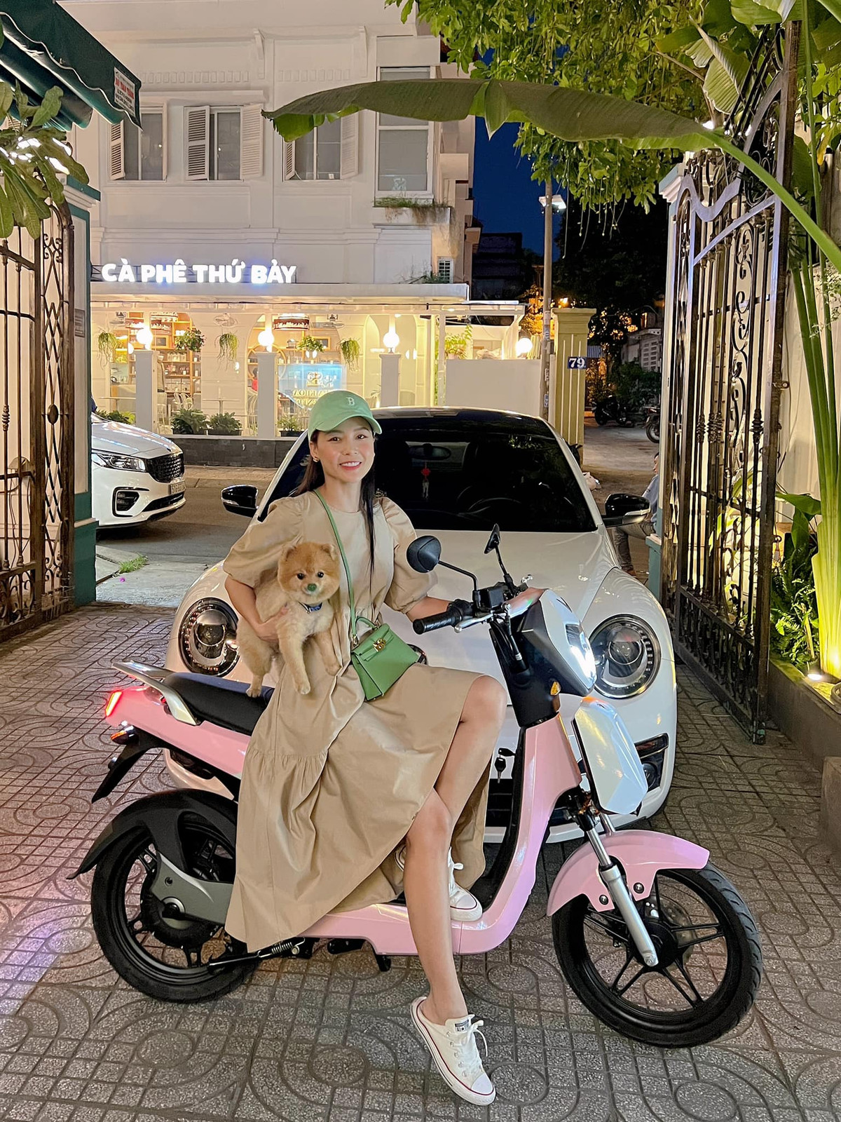 Gương mặt trẻ trung của Sam chính là điều giúp cô được nhiều người khen trẻ hơn tuổi.