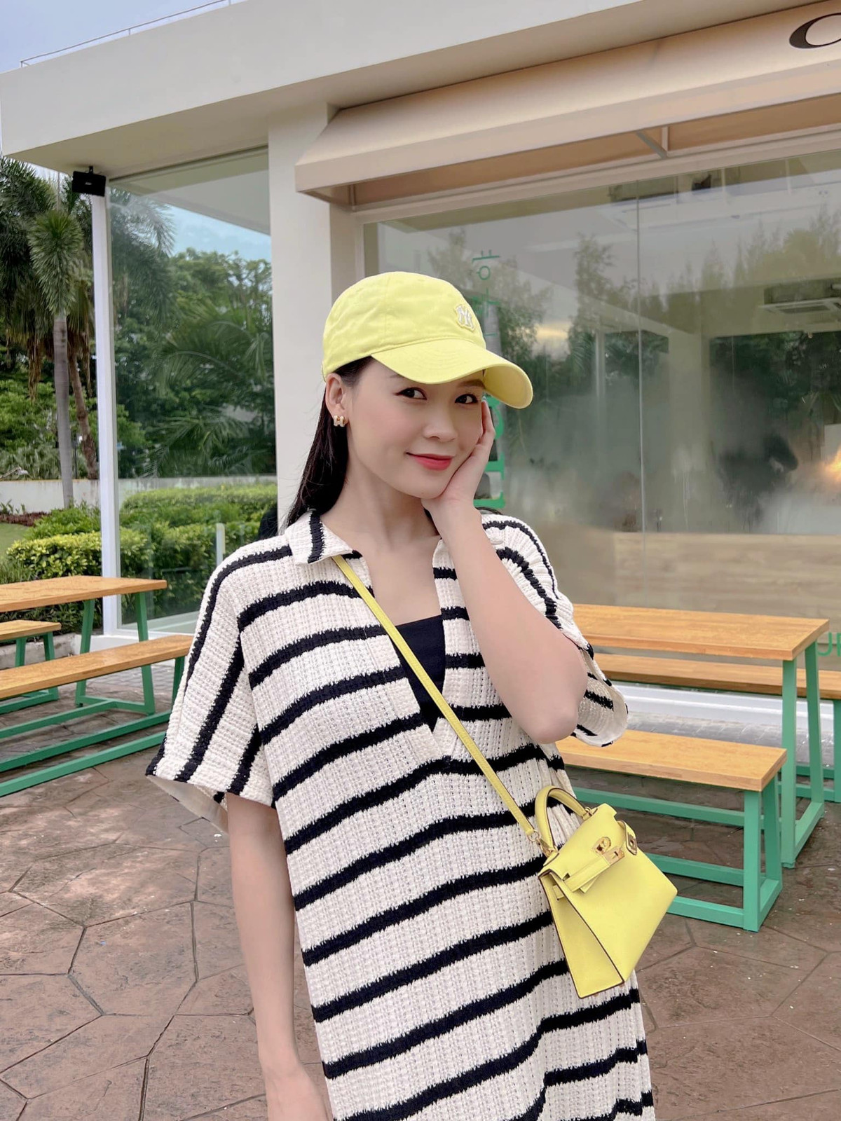 Sam sở hữu vẻ ngoài xinh đẹp, phong cách ăn mặc trẻ trung, kín đáo nhưng cũng không kém phần gợi cảm, sang chảnh.