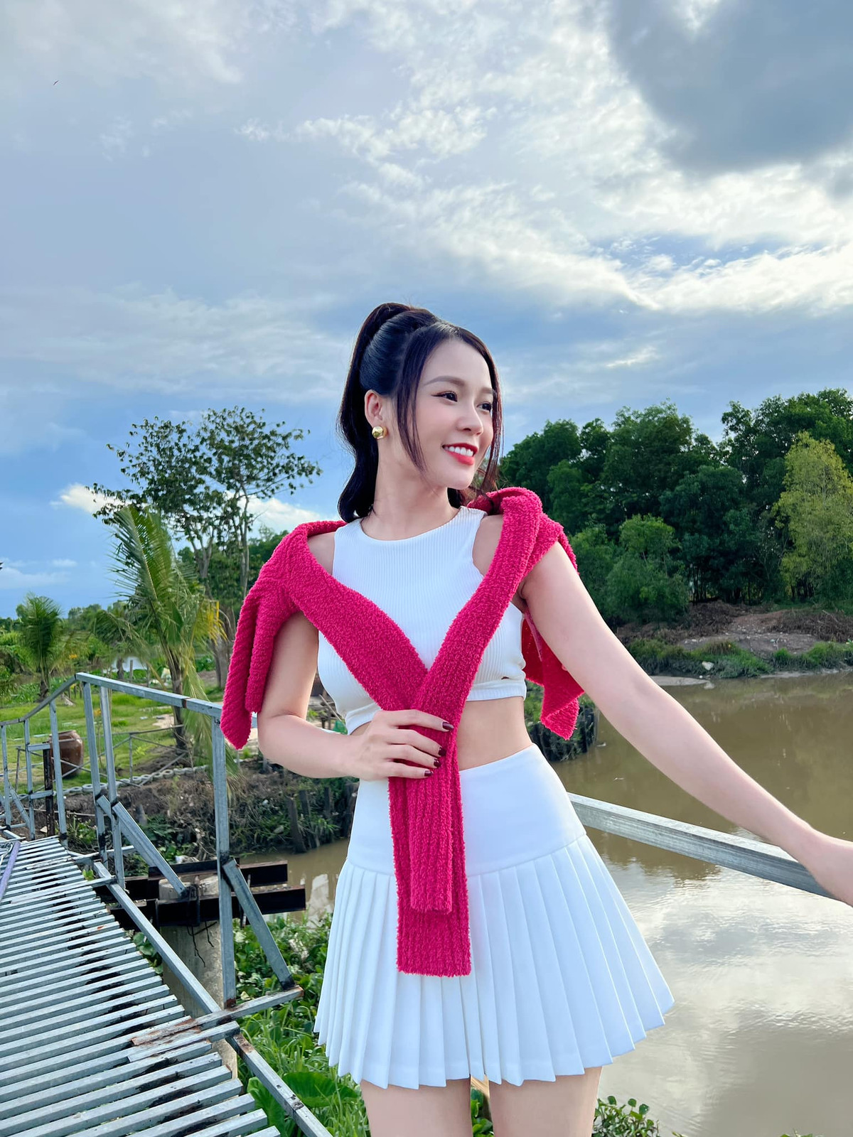 Ngoài yếu tố ngoại hình thì phong cách thời trang cũng là điều giúp nàng hot girl 9x này trẻ hơn tuổi.