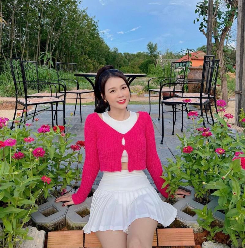  Hot girl Sam được công chúng biết tới với những phát ngôn liên quan đến tiền. Cô từng chia sẻ về việc có tổng giá trị tài sản lên tới 50 tỷ đồng, sở hữu nhiều nhà và 2 siêu xe đắt đỏ.