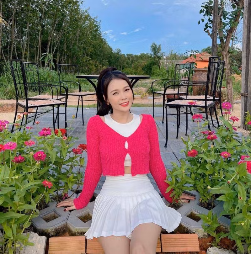  Hot girl Sam được công chúng biết tới với những phát ngôn liên quan đến tiền. Cô từng chia sẻ về việc có tổng giá trị tài sản lên tới 50 tỷ đồng, sở hữu nhiều nhà và 2 siêu xe đắt đỏ.