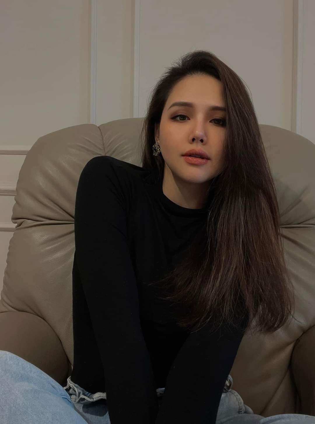 Không ghi được dấu ấn ở vai trò diễn viên, nhưng cựu hot girl đình đám lại được biết đến nhiều hơn khi trở thành nàng dâu hào môn, "phu nhân của tập đoàn nghìn tỷ".