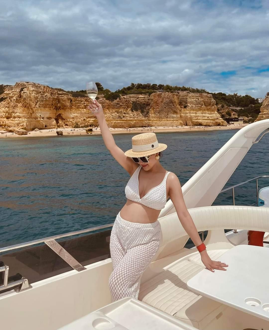 Hiện hot girl Phanh Lee đang mang bầu bé thứ 2 và được ông xã cho đi du lịch trời Tây trước khi lâm bồn.