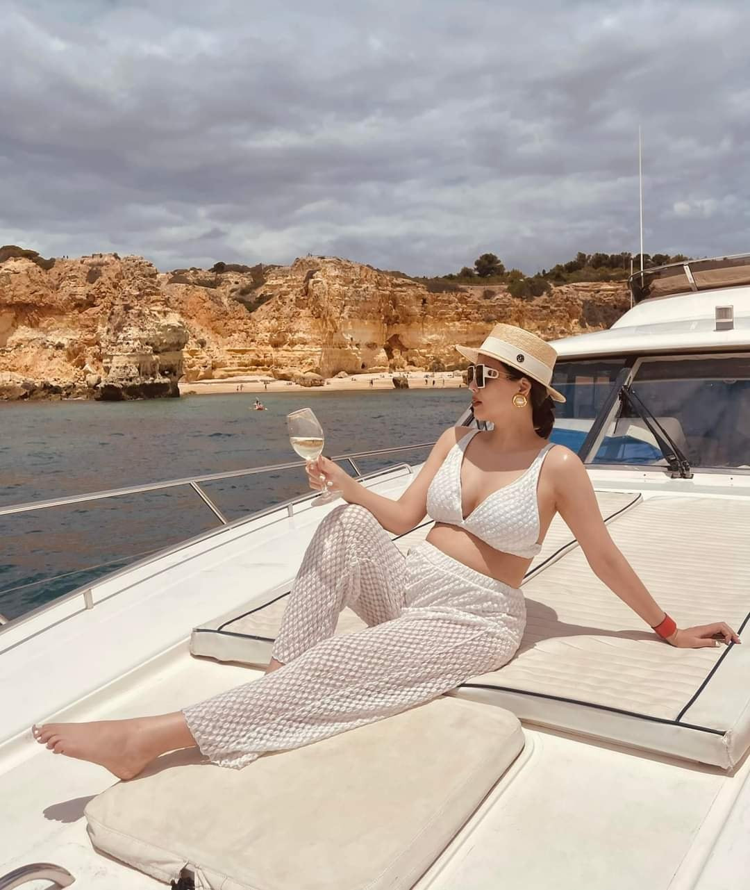 Mặc cho có dấu hiệu tăng cân nhưng thần thái bà mẹ trẻ vẫn vô cùng cuốn hút.