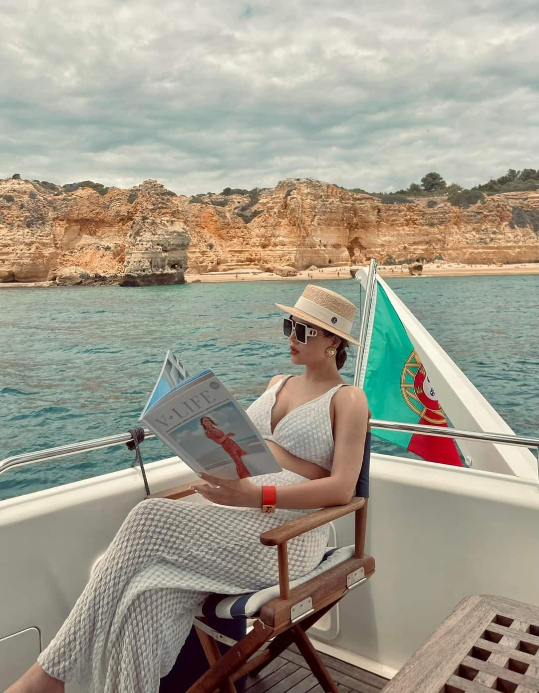 Những khoảnh khắc tạo dáng của Phanh Lee khoe trọn vóc dáng khi đang mang bầu. Để che chắn bớt vòng 2 đang to dần, Phanh Lee kết hợp mặc thêm chiếc quần ren dài phía ngoài.