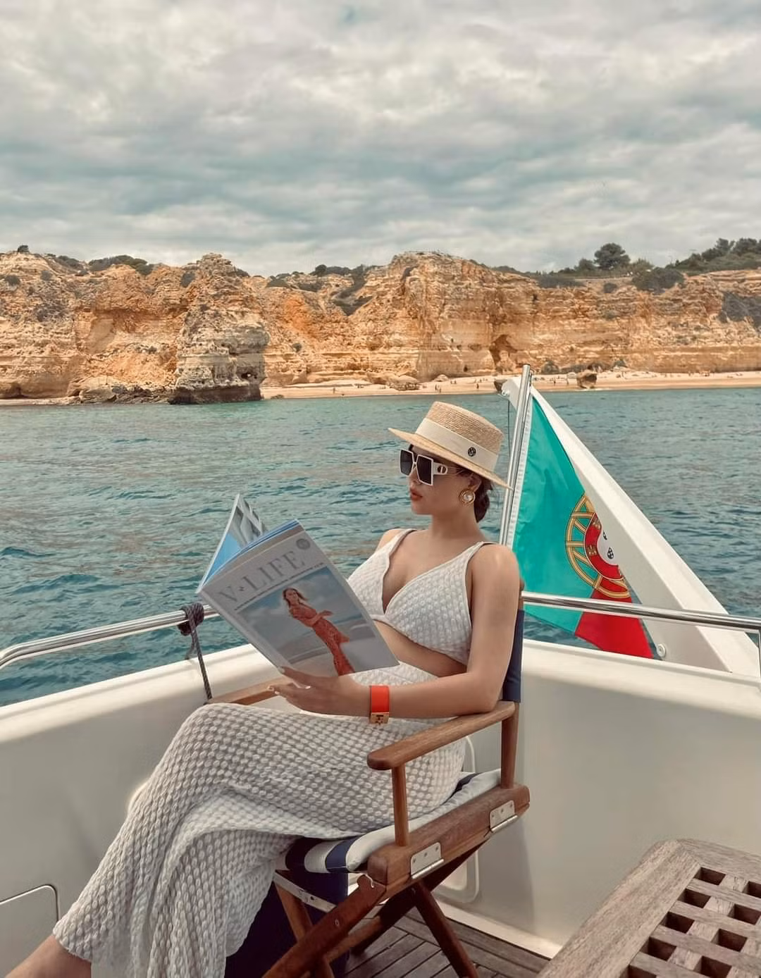 Những khoảnh khắc tạo dáng của Phanh Lee khoe trọn vóc dáng khi đang mang bầu. Để che chắn bớt vòng 2 đang to dần, Phanh Lee kết hợp mặc thêm chiếc quần ren dài phía ngoài.