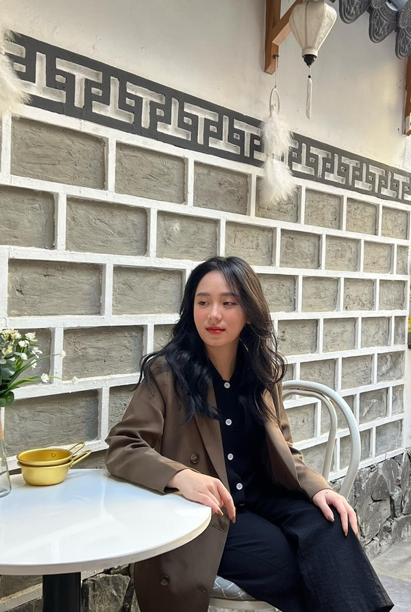 Hiện tại, bên cạnh việc mở lớp dạy Vật lý trực tiếp, "hiện tượng mạng" này vẫn thường livestream để chia sẻ kiến thức cho các bạn học sinh trên trang cá nhân của mình.