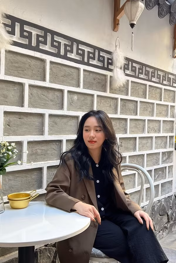 Hiện tại, bên cạnh việc mở lớp dạy Vật lý trực tiếp, "hiện tượng mạng" này vẫn thường livestream để chia sẻ kiến thức cho các bạn học sinh trên trang cá nhân của mình.