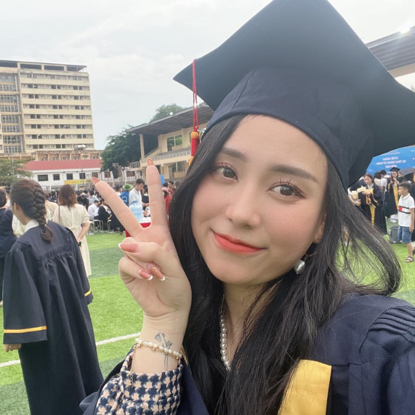 Đặc biệt, mới đây, Minh Thu bất ngờ đăng tải hình ảnh mặc áo cử nhân trên trang cá nhân của mình. Qua đó, nhiều người đoán rằng cô nàng đã chính thức tốt nghiệp Đại học Sư phạm Hà Nội.