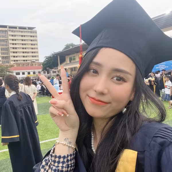 Đặc biệt, mới đây, Minh Thu bất ngờ đăng tải hình ảnh mặc áo cử nhân trên trang cá nhân của mình. Qua đó, nhiều người đoán rằng cô nàng đã chính thức tốt nghiệp Đại học Sư phạm Hà Nội.